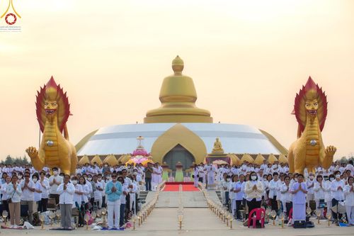 ภาพ No.200677:พิธีจุดประทีปถวายเป็นพุทธบูชา และบูชาธรรมมหาปูชนียาจารย์ ณ อนุสรณ์สถานบางปลา วัดบางปลา อำเภอบางเลน จังหวัดนครปฐม ในโครงการธรรมยาตรา กตัญญูบูชา มหาปูชนียาจารย์ พระมงคลเทพมุนี(สด จนฺทสโร) พระผู้ปราบมาร อนุสรณ์สถาน 7 แห่ง ปีที่ 13 วันที่ 23 มกราคม พ.ศ. 2568