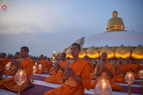 ภาพ No.200703:พิธีจุดประทีปถวายเป็นพุทธบูชา และบูชาธรรมมหาปูชนียาจารย์ ณ อนุสรณ์สถานบางปลา วัดบางปลา อำเภอบางเลน จังหวัดนครปฐม ในโครงการธรรมยาตรา กตัญญูบูชา มหาปูชนียาจารย์ พระมงคลเทพมุนี(สด จนฺทสโร) พระผู้ปราบมาร อนุสรณ์สถาน 7 แห่ง ปีที่ 13 วันที่ 23 มกราคม พ.ศ. 2568