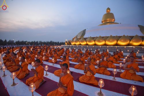 ภาพ No.200704:พิธีจุดประทีปถวายเป็นพุทธบูชา และบูชาธรรมมหาปูชนียาจารย์ ณ อนุสรณ์สถานบางปลา วัดบางปลา อำเภอบางเลน จังหวัดนครปฐม ในโครงการธรรมยาตรา กตัญญูบูชา มหาปูชนียาจารย์ พระมงคลเทพมุนี(สด จนฺทสโร) พระผู้ปราบมาร อนุสรณ์สถาน 7 แห่ง ปีที่ 13 วันที่ 23 มกราคม พ.ศ. 2568