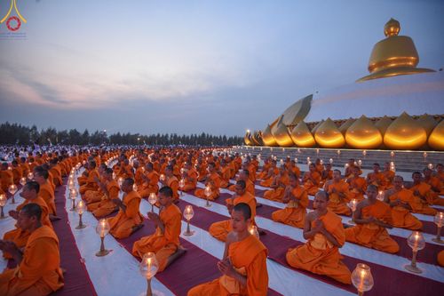 ภาพ No.200705:พิธีจุดประทีปถวายเป็นพุทธบูชา และบูชาธรรมมหาปูชนียาจารย์ ณ อนุสรณ์สถานบางปลา วัดบางปลา อำเภอบางเลน จังหวัดนครปฐม ในโครงการธรรมยาตรา กตัญญูบูชา มหาปูชนียาจารย์ พระมงคลเทพมุนี(สด จนฺทสโร) พระผู้ปราบมาร อนุสรณ์สถาน 7 แห่ง ปีที่ 13 วันที่ 23 มกราคม พ.ศ. 2568