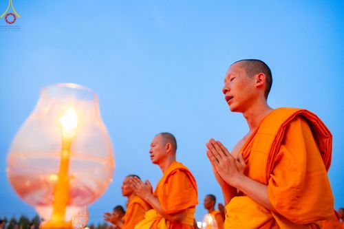 ภาพ No.200706:พิธีจุดประทีปถวายเป็นพุทธบูชา และบูชาธรรมมหาปูชนียาจารย์ ณ อนุสรณ์สถานบางปลา วัดบางปลา อำเภอบางเลน จังหวัดนครปฐม ในโครงการธรรมยาตรา กตัญญูบูชา มหาปูชนียาจารย์ พระมงคลเทพมุนี(สด จนฺทสโร) พระผู้ปราบมาร อนุสรณ์สถาน 7 แห่ง ปีที่ 13 วันที่ 23 มกราคม พ.ศ. 2568