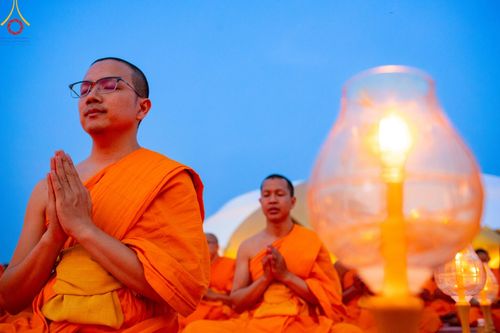 ภาพ No.200707:พิธีจุดประทีปถวายเป็นพุทธบูชา และบูชาธรรมมหาปูชนียาจารย์ ณ อนุสรณ์สถานบางปลา วัดบางปลา อำเภอบางเลน จังหวัดนครปฐม ในโครงการธรรมยาตรา กตัญญูบูชา มหาปูชนียาจารย์ พระมงคลเทพมุนี(สด จนฺทสโร) พระผู้ปราบมาร อนุสรณ์สถาน 7 แห่ง ปีที่ 13 วันที่ 23 มกราคม พ.ศ. 2568