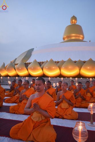 ภาพ No.200711:พิธีจุดประทีปถวายเป็นพุทธบูชา และบูชาธรรมมหาปูชนียาจารย์ ณ อนุสรณ์สถานบางปลา วัดบางปลา อำเภอบางเลน จังหวัดนครปฐม ในโครงการธรรมยาตรา กตัญญูบูชา มหาปูชนียาจารย์ พระมงคลเทพมุนี(สด จนฺทสโร) พระผู้ปราบมาร อนุสรณ์สถาน 7 แห่ง ปีที่ 13 วันที่ 23 มกราคม พ.ศ. 2568