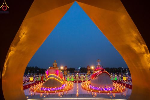 ภาพ No.200713:พิธีจุดประทีปถวายเป็นพุทธบูชา และบูชาธรรมมหาปูชนียาจารย์ ณ อนุสรณ์สถานบางปลา วัดบางปลา อำเภอบางเลน จังหวัดนครปฐม ในโครงการธรรมยาตรา กตัญญูบูชา มหาปูชนียาจารย์ พระมงคลเทพมุนี(สด จนฺทสโร) พระผู้ปราบมาร อนุสรณ์สถาน 7 แห่ง ปีที่ 13 วันที่ 23 มกราคม พ.ศ. 2568