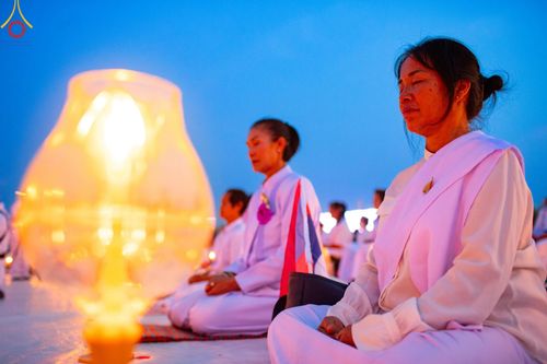 ภาพ No.200715:พิธีจุดประทีปถวายเป็นพุทธบูชา และบูชาธรรมมหาปูชนียาจารย์ ณ อนุสรณ์สถานบางปลา วัดบางปลา อำเภอบางเลน จังหวัดนครปฐม ในโครงการธรรมยาตรา กตัญญูบูชา มหาปูชนียาจารย์ พระมงคลเทพมุนี(สด จนฺทสโร) พระผู้ปราบมาร อนุสรณ์สถาน 7 แห่ง ปีที่ 13 วันที่ 23 มกราคม พ.ศ. 2568