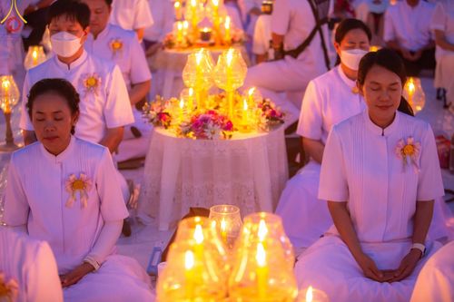 ภาพ No.200716:พิธีจุดประทีปถวายเป็นพุทธบูชา และบูชาธรรมมหาปูชนียาจารย์ ณ อนุสรณ์สถานบางปลา วัดบางปลา อำเภอบางเลน จังหวัดนครปฐม ในโครงการธรรมยาตรา กตัญญูบูชา มหาปูชนียาจารย์ พระมงคลเทพมุนี(สด จนฺทสโร) พระผู้ปราบมาร อนุสรณ์สถาน 7 แห่ง ปีที่ 13 วันที่ 23 มกราคม พ.ศ. 2568