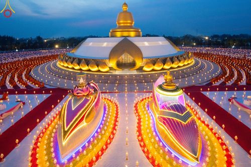 ภาพ No.200719:พิธีจุดประทีปถวายเป็นพุทธบูชา และบูชาธรรมมหาปูชนียาจารย์ ณ อนุสรณ์สถานบางปลา วัดบางปลา อำเภอบางเลน จังหวัดนครปฐม ในโครงการธรรมยาตรา กตัญญูบูชา มหาปูชนียาจารย์ พระมงคลเทพมุนี(สด จนฺทสโร) พระผู้ปราบมาร อนุสรณ์สถาน 7 แห่ง ปีที่ 13 วันที่ 23 มกราคม พ.ศ. 2568