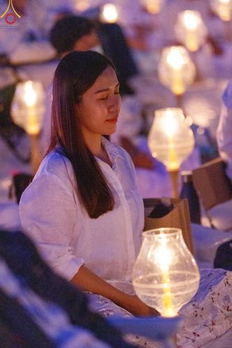 ภาพ No.200738:พิธีจุดประทีปถวายเป็นพุทธบูชา และบูชาธรรมมหาปูชนียาจารย์ ณ อนุสรณ์สถานบางปลา วัดบางปลา อำเภอบางเลน จังหวัดนครปฐม ในโครงการธรรมยาตรา กตัญญูบูชา มหาปูชนียาจารย์ พระมงคลเทพมุนี(สด จนฺทสโร) พระผู้ปราบมาร อนุสรณ์สถาน 7 แห่ง ปีที่ 13 วันที่ 23 มกราคม พ.ศ. 2568