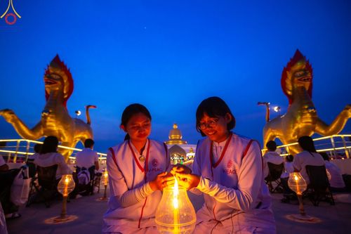 ภาพ No.200744:พิธีจุดประทีปถวายเป็นพุทธบูชา และบูชาธรรมมหาปูชนียาจารย์ ณ อนุสรณ์สถานบางปลา วัดบางปลา อำเภอบางเลน จังหวัดนครปฐม ในโครงการธรรมยาตรา กตัญญูบูชา มหาปูชนียาจารย์ พระมงคลเทพมุนี(สด จนฺทสโร) พระผู้ปราบมาร อนุสรณ์สถาน 7 แห่ง ปีที่ 13 วันที่ 23 มกราคม พ.ศ. 2568