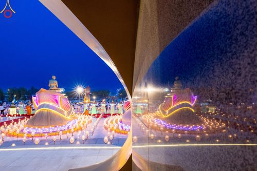 ภาพ No.200753:พิธีจุดประทีปถวายเป็นพุทธบูชา และบูชาธรรมมหาปูชนียาจารย์ ณ อนุสรณ์สถานบางปลา วัดบางปลา อำเภอบางเลน จังหวัดนครปฐม ในโครงการธรรมยาตรา กตัญญูบูชา มหาปูชนียาจารย์ พระมงคลเทพมุนี(สด จนฺทสโร) พระผู้ปราบมาร อนุสรณ์สถาน 7 แห่ง ปีที่ 13 วันที่ 23 มกราคม พ.ศ. 2568