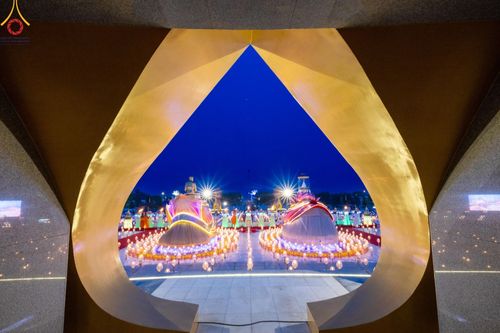 ภาพ No.200752:พิธีจุดประทีปถวายเป็นพุทธบูชา และบูชาธรรมมหาปูชนียาจารย์ ณ อนุสรณ์สถานบางปลา วัดบางปลา อำเภอบางเลน จังหวัดนครปฐม ในโครงการธรรมยาตรา กตัญญูบูชา มหาปูชนียาจารย์ พระมงคลเทพมุนี(สด จนฺทสโร) พระผู้ปราบมาร อนุสรณ์สถาน 7 แห่ง ปีที่ 13 วันที่ 23 มกราคม พ.ศ. 2568