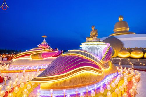 ภาพ No.200754:พิธีจุดประทีปถวายเป็นพุทธบูชา และบูชาธรรมมหาปูชนียาจารย์ ณ อนุสรณ์สถานบางปลา วัดบางปลา อำเภอบางเลน จังหวัดนครปฐม ในโครงการธรรมยาตรา กตัญญูบูชา มหาปูชนียาจารย์ พระมงคลเทพมุนี(สด จนฺทสโร) พระผู้ปราบมาร อนุสรณ์สถาน 7 แห่ง ปีที่ 13 วันที่ 23 มกราคม พ.ศ. 2568