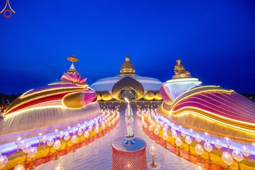 ภาพ No.200755:พิธีจุดประทีปถวายเป็นพุทธบูชา และบูชาธรรมมหาปูชนียาจารย์ ณ อนุสรณ์สถานบางปลา วัดบางปลา อำเภอบางเลน จังหวัดนครปฐม ในโครงการธรรมยาตรา กตัญญูบูชา มหาปูชนียาจารย์ พระมงคลเทพมุนี(สด จนฺทสโร) พระผู้ปราบมาร อนุสรณ์สถาน 7 แห่ง ปีที่ 13 วันที่ 23 มกราคม พ.ศ. 2568