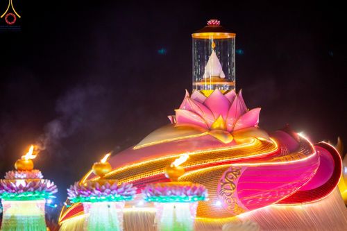 ภาพ No.200764:พิธีจุดประทีปถวายเป็นพุทธบูชา และบูชาธรรมมหาปูชนียาจารย์ ณ อนุสรณ์สถานบางปลา วัดบางปลา อำเภอบางเลน จังหวัดนครปฐม ในโครงการธรรมยาตรา กตัญญูบูชา มหาปูชนียาจารย์ พระมงคลเทพมุนี(สด จนฺทสโร) พระผู้ปราบมาร อนุสรณ์สถาน 7 แห่ง ปีที่ 13 วันที่ 23 มกราคม พ.ศ. 2568