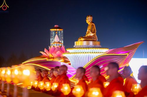 ภาพ No.200765:พิธีจุดประทีปถวายเป็นพุทธบูชา และบูชาธรรมมหาปูชนียาจารย์ ณ อนุสรณ์สถานบางปลา วัดบางปลา อำเภอบางเลน จังหวัดนครปฐม ในโครงการธรรมยาตรา กตัญญูบูชา มหาปูชนียาจารย์ พระมงคลเทพมุนี(สด จนฺทสโร) พระผู้ปราบมาร อนุสรณ์สถาน 7 แห่ง ปีที่ 13 วันที่ 23 มกราคม พ.ศ. 2568