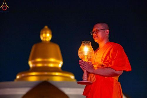 ภาพ No.200769:พิธีจุดประทีปถวายเป็นพุทธบูชา และบูชาธรรมมหาปูชนียาจารย์ ณ อนุสรณ์สถานบางปลา วัดบางปลา อำเภอบางเลน จังหวัดนครปฐม ในโครงการธรรมยาตรา กตัญญูบูชา มหาปูชนียาจารย์ พระมงคลเทพมุนี(สด จนฺทสโร) พระผู้ปราบมาร อนุสรณ์สถาน 7 แห่ง ปีที่ 13 วันที่ 23 มกราคม พ.ศ. 2568