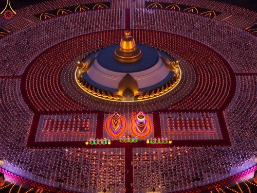 ภาพ No.200774:พิธีจุดประทีปถวายเป็นพุทธบูชา และบูชาธรรมมหาปูชนียาจารย์ ณ อนุสรณ์สถานบางปลา วัดบางปลา อำเภอบางเลน จังหวัดนครปฐม ในโครงการธรรมยาตรา กตัญญูบูชา มหาปูชนียาจารย์ พระมงคลเทพมุนี(สด จนฺทสโร) พระผู้ปราบมาร อนุสรณ์สถาน 7 แห่ง ปีที่ 13 วันที่ 23 มกราคม พ.ศ. 2568