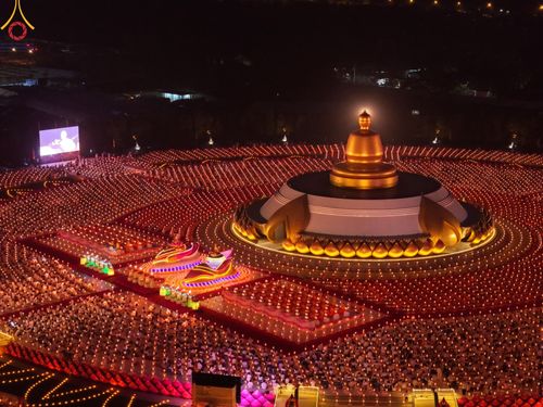 ภาพ No.200775:พิธีจุดประทีปถวายเป็นพุทธบูชา และบูชาธรรมมหาปูชนียาจารย์ ณ อนุสรณ์สถานบางปลา วัดบางปลา อำเภอบางเลน จังหวัดนครปฐม ในโครงการธรรมยาตรา กตัญญูบูชา มหาปูชนียาจารย์ พระมงคลเทพมุนี(สด จนฺทสโร) พระผู้ปราบมาร อนุสรณ์สถาน 7 แห่ง ปีที่ 13 วันที่ 23 มกราคม พ.ศ. 2568