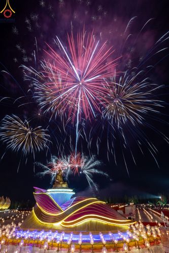 ภาพ No.200811:พิธีจุดประทีปถวายเป็นพุทธบูชา และบูชาธรรมมหาปูชนียาจารย์ ณ อนุสรณ์สถานบางปลา วัดบางปลา อำเภอบางเลน จังหวัดนครปฐม ในโครงการธรรมยาตรา กตัญญูบูชา มหาปูชนียาจารย์ พระมงคลเทพมุนี(สด จนฺทสโร) พระผู้ปราบมาร อนุสรณ์สถาน 7 แห่ง ปีที่ 13 วันที่ 23 มกราคม พ.ศ. 2568