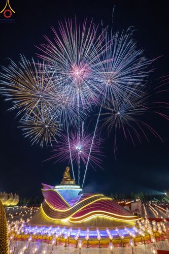 ภาพ No.200813:พิธีจุดประทีปถวายเป็นพุทธบูชา และบูชาธรรมมหาปูชนียาจารย์ ณ อนุสรณ์สถานบางปลา วัดบางปลา อำเภอบางเลน จังหวัดนครปฐม ในโครงการธรรมยาตรา กตัญญูบูชา มหาปูชนียาจารย์ พระมงคลเทพมุนี(สด จนฺทสโร) พระผู้ปราบมาร อนุสรณ์สถาน 7 แห่ง ปีที่ 13 วันที่ 23 มกราคม พ.ศ. 2568