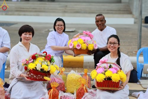 ภาพ No.202394:พิธีต้อนรับพระธรรมยาตรา ณ อนุสรณ์สถานลำดับที่ 7 สถานที่ขยายวิชชาธรรมกาย วัดพระธรรมกาย ต.คลองสาม อ.คลองหลวง จ.ปทุมธานี ในโครงการธรรมยาตรา กตัญญูบูชา มหาปูชนียาจารย์ พระมงคลเทพมุนี(สด จนฺทสโร) พระผู้ปราบมาร อนุสรณ์สถาน 7 แห่ง ปีที่ 13 วันที่ 26 มกราคม 2568
