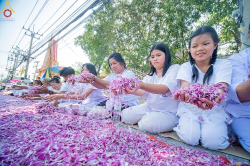 ภาพ No.202399:พิธีต้อนรับพระธรรมยาตรา ณ อนุสรณ์สถานลำดับที่ 7 สถานที่ขยายวิชชาธรรมกาย วัดพระธรรมกาย ต.คลองสาม อ.คลองหลวง จ.ปทุมธานี ในโครงการธรรมยาตรา กตัญญูบูชา มหาปูชนียาจารย์ พระมงคลเทพมุนี(สด จนฺทสโร) พระผู้ปราบมาร อนุสรณ์สถาน 7 แห่ง ปีที่ 13 วันที่ 26 มกราคม 2568