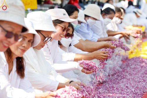 ภาพ No.202401:พิธีต้อนรับพระธรรมยาตรา ณ อนุสรณ์สถานลำดับที่ 7 สถานที่ขยายวิชชาธรรมกาย วัดพระธรรมกาย ต.คลองสาม อ.คลองหลวง จ.ปทุมธานี ในโครงการธรรมยาตรา กตัญญูบูชา มหาปูชนียาจารย์ พระมงคลเทพมุนี(สด จนฺทสโร) พระผู้ปราบมาร อนุสรณ์สถาน 7 แห่ง ปีที่ 13 วันที่ 26 มกราคม 2568