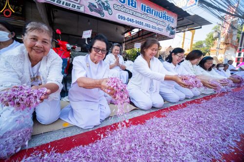 ภาพ No.202404:พิธีต้อนรับพระธรรมยาตรา ณ อนุสรณ์สถานลำดับที่ 7 สถานที่ขยายวิชชาธรรมกาย วัดพระธรรมกาย ต.คลองสาม อ.คลองหลวง จ.ปทุมธานี ในโครงการธรรมยาตรา กตัญญูบูชา มหาปูชนียาจารย์ พระมงคลเทพมุนี(สด จนฺทสโร) พระผู้ปราบมาร อนุสรณ์สถาน 7 แห่ง ปีที่ 13 วันที่ 26 มกราคม 2568