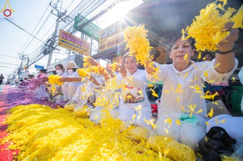 ภาพ No.202406:พิธีต้อนรับพระธรรมยาตรา ณ อนุสรณ์สถานลำดับที่ 7 สถานที่ขยายวิชชาธรรมกาย วัดพระธรรมกาย ต.คลองสาม อ.คลองหลวง จ.ปทุมธานี ในโครงการธรรมยาตรา กตัญญูบูชา มหาปูชนียาจารย์ พระมงคลเทพมุนี(สด จนฺทสโร) พระผู้ปราบมาร อนุสรณ์สถาน 7 แห่ง ปีที่ 13 วันที่ 26 มกราคม 2568