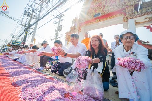 ภาพ No.202408:พิธีต้อนรับพระธรรมยาตรา ณ อนุสรณ์สถานลำดับที่ 7 สถานที่ขยายวิชชาธรรมกาย วัดพระธรรมกาย ต.คลองสาม อ.คลองหลวง จ.ปทุมธานี ในโครงการธรรมยาตรา กตัญญูบูชา มหาปูชนียาจารย์ พระมงคลเทพมุนี(สด จนฺทสโร) พระผู้ปราบมาร อนุสรณ์สถาน 7 แห่ง ปีที่ 13 วันที่ 26 มกราคม 2568
