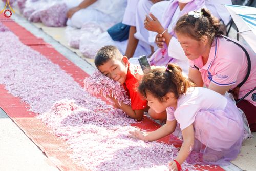 ภาพ No.202410:พิธีต้อนรับพระธรรมยาตรา ณ อนุสรณ์สถานลำดับที่ 7 สถานที่ขยายวิชชาธรรมกาย วัดพระธรรมกาย ต.คลองสาม อ.คลองหลวง จ.ปทุมธานี ในโครงการธรรมยาตรา กตัญญูบูชา มหาปูชนียาจารย์ พระมงคลเทพมุนี(สด จนฺทสโร) พระผู้ปราบมาร อนุสรณ์สถาน 7 แห่ง ปีที่ 13 วันที่ 26 มกราคม 2568