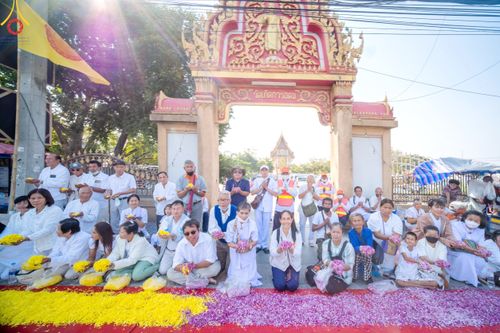 ภาพ No.202412:พิธีต้อนรับพระธรรมยาตรา ณ อนุสรณ์สถานลำดับที่ 7 สถานที่ขยายวิชชาธรรมกาย วัดพระธรรมกาย ต.คลองสาม อ.คลองหลวง จ.ปทุมธานี ในโครงการธรรมยาตรา กตัญญูบูชา มหาปูชนียาจารย์ พระมงคลเทพมุนี(สด จนฺทสโร) พระผู้ปราบมาร อนุสรณ์สถาน 7 แห่ง ปีที่ 13 วันที่ 26 มกราคม 2568