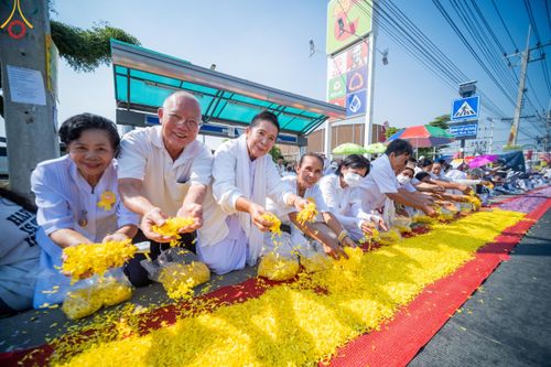 ภาพ No.202414:พิธีต้อนรับพระธรรมยาตรา ณ อนุสรณ์สถานลำดับที่ 7 สถานที่ขยายวิชชาธรรมกาย วัดพระธรรมกาย ต.คลองสาม อ.คลองหลวง จ.ปทุมธานี ในโครงการธรรมยาตรา กตัญญูบูชา มหาปูชนียาจารย์ พระมงคลเทพมุนี(สด จนฺทสโร) พระผู้ปราบมาร อนุสรณ์สถาน 7 แห่ง ปีที่ 13 วันที่ 26 มกราคม 2568