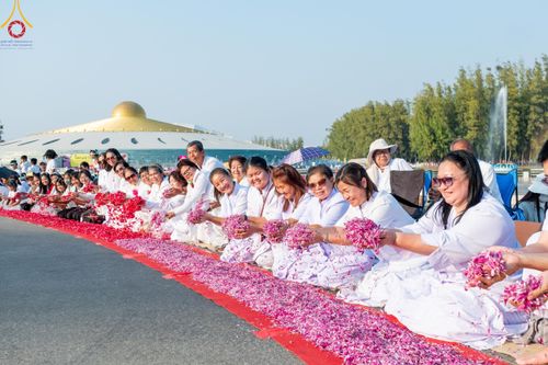 ภาพ No.202423:พิธีต้อนรับพระธรรมยาตรา ณ อนุสรณ์สถานลำดับที่ 7 สถานที่ขยายวิชชาธรรมกาย วัดพระธรรมกาย ต.คลองสาม อ.คลองหลวง จ.ปทุมธานี ในโครงการธรรมยาตรา กตัญญูบูชา มหาปูชนียาจารย์ พระมงคลเทพมุนี(สด จนฺทสโร) พระผู้ปราบมาร อนุสรณ์สถาน 7 แห่ง ปีที่ 13 วันที่ 26 มกราคม 2568