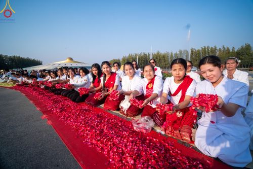 ภาพ No.202426:พิธีต้อนรับพระธรรมยาตรา ณ อนุสรณ์สถานลำดับที่ 7 สถานที่ขยายวิชชาธรรมกาย วัดพระธรรมกาย ต.คลองสาม อ.คลองหลวง จ.ปทุมธานี ในโครงการธรรมยาตรา กตัญญูบูชา มหาปูชนียาจารย์ พระมงคลเทพมุนี(สด จนฺทสโร) พระผู้ปราบมาร อนุสรณ์สถาน 7 แห่ง ปีที่ 13 วันที่ 26 มกราคม 2568