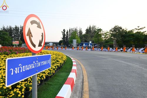 ภาพ No.202428:พิธีต้อนรับพระธรรมยาตรา ณ อนุสรณ์สถานลำดับที่ 7 สถานที่ขยายวิชชาธรรมกาย วัดพระธรรมกาย ต.คลองสาม อ.คลองหลวง จ.ปทุมธานี ในโครงการธรรมยาตรา กตัญญูบูชา มหาปูชนียาจารย์ พระมงคลเทพมุนี(สด จนฺทสโร) พระผู้ปราบมาร อนุสรณ์สถาน 7 แห่ง ปีที่ 13 วันที่ 26 มกราคม 2568