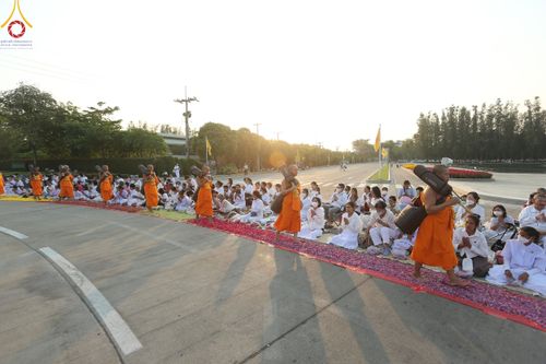 ภาพ No.202432:พิธีต้อนรับพระธรรมยาตรา ณ อนุสรณ์สถานลำดับที่ 7 สถานที่ขยายวิชชาธรรมกาย วัดพระธรรมกาย ต.คลองสาม อ.คลองหลวง จ.ปทุมธานี ในโครงการธรรมยาตรา กตัญญูบูชา มหาปูชนียาจารย์ พระมงคลเทพมุนี(สด จนฺทสโร) พระผู้ปราบมาร อนุสรณ์สถาน 7 แห่ง ปีที่ 13 วันที่ 26 มกราคม 2568
