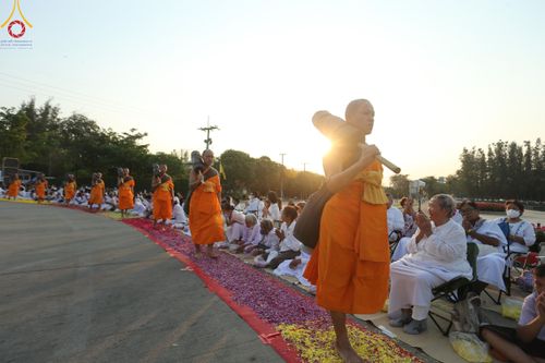 ภาพ No.202431:พิธีต้อนรับพระธรรมยาตรา ณ อนุสรณ์สถานลำดับที่ 7 สถานที่ขยายวิชชาธรรมกาย วัดพระธรรมกาย ต.คลองสาม อ.คลองหลวง จ.ปทุมธานี ในโครงการธรรมยาตรา กตัญญูบูชา มหาปูชนียาจารย์ พระมงคลเทพมุนี(สด จนฺทสโร) พระผู้ปราบมาร อนุสรณ์สถาน 7 แห่ง ปีที่ 13 วันที่ 26 มกราคม 2568