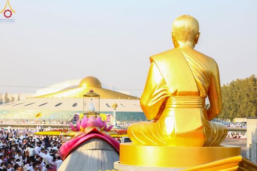 ภาพ No.202434:พิธีต้อนรับพระธรรมยาตรา ณ อนุสรณ์สถานลำดับที่ 7 สถานที่ขยายวิชชาธรรมกาย วัดพระธรรมกาย ต.คลองสาม อ.คลองหลวง จ.ปทุมธานี ในโครงการธรรมยาตรา กตัญญูบูชา มหาปูชนียาจารย์ พระมงคลเทพมุนี(สด จนฺทสโร) พระผู้ปราบมาร อนุสรณ์สถาน 7 แห่ง ปีที่ 13 วันที่ 26 มกราคม 2568