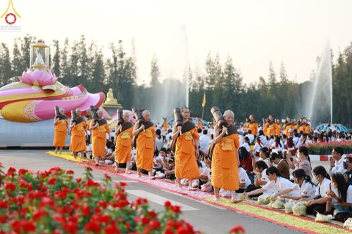 ภาพ No.202435:พิธีต้อนรับพระธรรมยาตรา ณ อนุสรณ์สถานลำดับที่ 7 สถานที่ขยายวิชชาธรรมกาย วัดพระธรรมกาย ต.คลองสาม อ.คลองหลวง จ.ปทุมธานี ในโครงการธรรมยาตรา กตัญญูบูชา มหาปูชนียาจารย์ พระมงคลเทพมุนี(สด จนฺทสโร) พระผู้ปราบมาร อนุสรณ์สถาน 7 แห่ง ปีที่ 13 วันที่ 26 มกราคม 2568