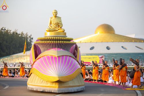 ภาพ No.202441:พิธีต้อนรับพระธรรมยาตรา ณ อนุสรณ์สถานลำดับที่ 7 สถานที่ขยายวิชชาธรรมกาย วัดพระธรรมกาย ต.คลองสาม อ.คลองหลวง จ.ปทุมธานี ในโครงการธรรมยาตรา กตัญญูบูชา มหาปูชนียาจารย์ พระมงคลเทพมุนี(สด จนฺทสโร) พระผู้ปราบมาร อนุสรณ์สถาน 7 แห่ง ปีที่ 13 วันที่ 26 มกราคม 2568