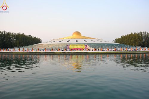 ภาพ No.202444:พิธีต้อนรับพระธรรมยาตรา ณ อนุสรณ์สถานลำดับที่ 7 สถานที่ขยายวิชชาธรรมกาย วัดพระธรรมกาย ต.คลองสาม อ.คลองหลวง จ.ปทุมธานี ในโครงการธรรมยาตรา กตัญญูบูชา มหาปูชนียาจารย์ พระมงคลเทพมุนี(สด จนฺทสโร) พระผู้ปราบมาร อนุสรณ์สถาน 7 แห่ง ปีที่ 13 วันที่ 26 มกราคม 2568