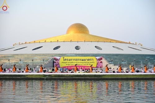 ภาพ No.202445:พิธีต้อนรับพระธรรมยาตรา ณ อนุสรณ์สถานลำดับที่ 7 สถานที่ขยายวิชชาธรรมกาย วัดพระธรรมกาย ต.คลองสาม อ.คลองหลวง จ.ปทุมธานี ในโครงการธรรมยาตรา กตัญญูบูชา มหาปูชนียาจารย์ พระมงคลเทพมุนี(สด จนฺทสโร) พระผู้ปราบมาร อนุสรณ์สถาน 7 แห่ง ปีที่ 13 วันที่ 26 มกราคม 2568