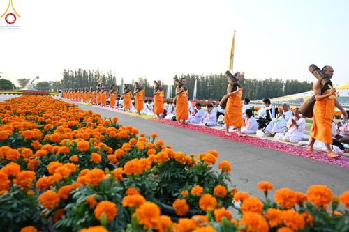 ภาพ No.202450:พิธีต้อนรับพระธรรมยาตรา ณ อนุสรณ์สถานลำดับที่ 7 สถานที่ขยายวิชชาธรรมกาย วัดพระธรรมกาย ต.คลองสาม อ.คลองหลวง จ.ปทุมธานี ในโครงการธรรมยาตรา กตัญญูบูชา มหาปูชนียาจารย์ พระมงคลเทพมุนี(สด จนฺทสโร) พระผู้ปราบมาร อนุสรณ์สถาน 7 แห่ง ปีที่ 13 วันที่ 26 มกราคม 2568