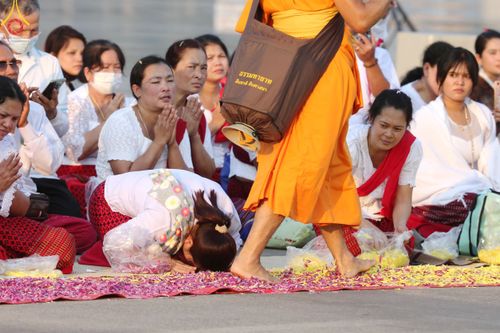ภาพ No.202451:พิธีต้อนรับพระธรรมยาตรา ณ อนุสรณ์สถานลำดับที่ 7 สถานที่ขยายวิชชาธรรมกาย วัดพระธรรมกาย ต.คลองสาม อ.คลองหลวง จ.ปทุมธานี ในโครงการธรรมยาตรา กตัญญูบูชา มหาปูชนียาจารย์ พระมงคลเทพมุนี(สด จนฺทสโร) พระผู้ปราบมาร อนุสรณ์สถาน 7 แห่ง ปีที่ 13 วันที่ 26 มกราคม 2568