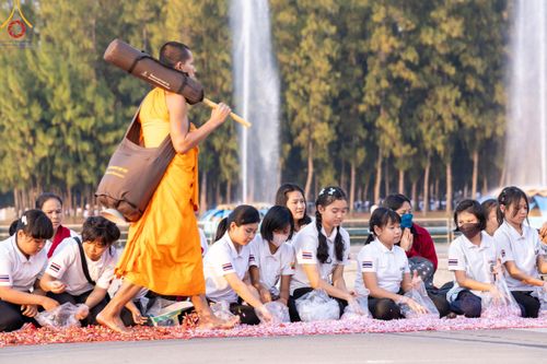 ภาพ No.202457:พิธีต้อนรับพระธรรมยาตรา ณ อนุสรณ์สถานลำดับที่ 7 สถานที่ขยายวิชชาธรรมกาย วัดพระธรรมกาย ต.คลองสาม อ.คลองหลวง จ.ปทุมธานี ในโครงการธรรมยาตรา กตัญญูบูชา มหาปูชนียาจารย์ พระมงคลเทพมุนี(สด จนฺทสโร) พระผู้ปราบมาร อนุสรณ์สถาน 7 แห่ง ปีที่ 13 วันที่ 26 มกราคม 2568