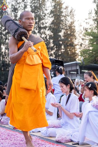 ภาพ No.202458:พิธีต้อนรับพระธรรมยาตรา ณ อนุสรณ์สถานลำดับที่ 7 สถานที่ขยายวิชชาธรรมกาย วัดพระธรรมกาย ต.คลองสาม อ.คลองหลวง จ.ปทุมธานี ในโครงการธรรมยาตรา กตัญญูบูชา มหาปูชนียาจารย์ พระมงคลเทพมุนี(สด จนฺทสโร) พระผู้ปราบมาร อนุสรณ์สถาน 7 แห่ง ปีที่ 13 วันที่ 26 มกราคม 2568