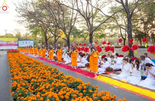 ภาพ No.202471:พิธีต้อนรับพระธรรมยาตรา ณ อนุสรณ์สถานลำดับที่ 7 สถานที่ขยายวิชชาธรรมกาย วัดพระธรรมกาย ต.คลองสาม อ.คลองหลวง จ.ปทุมธานี ในโครงการธรรมยาตรา กตัญญูบูชา มหาปูชนียาจารย์ พระมงคลเทพมุนี(สด จนฺทสโร) พระผู้ปราบมาร อนุสรณ์สถาน 7 แห่ง ปีที่ 13 วันที่ 26 มกราคม 2568