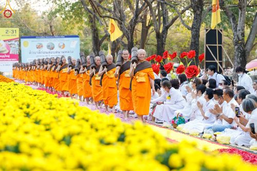 ภาพ No.202470:พิธีต้อนรับพระธรรมยาตรา ณ อนุสรณ์สถานลำดับที่ 7 สถานที่ขยายวิชชาธรรมกาย วัดพระธรรมกาย ต.คลองสาม อ.คลองหลวง จ.ปทุมธานี ในโครงการธรรมยาตรา กตัญญูบูชา มหาปูชนียาจารย์ พระมงคลเทพมุนี(สด จนฺทสโร) พระผู้ปราบมาร อนุสรณ์สถาน 7 แห่ง ปีที่ 13 วันที่ 26 มกราคม 2568