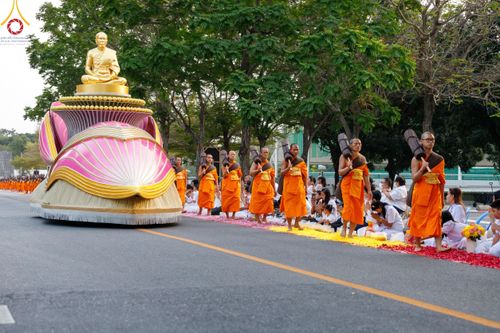 ภาพ No.202479:พิธีต้อนรับพระธรรมยาตรา ณ อนุสรณ์สถานลำดับที่ 7 สถานที่ขยายวิชชาธรรมกาย วัดพระธรรมกาย ต.คลองสาม อ.คลองหลวง จ.ปทุมธานี ในโครงการธรรมยาตรา กตัญญูบูชา มหาปูชนียาจารย์ พระมงคลเทพมุนี(สด จนฺทสโร) พระผู้ปราบมาร อนุสรณ์สถาน 7 แห่ง ปีที่ 13 วันที่ 26 มกราคม 2568